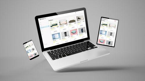 Un trio tehnologic format dintr-un laptop, o tabletă și un telefon, toate afișând aceeași pagină de produse a unui magazin online, levitează pe un fundal gri uniform. Imaginea evidențiază adaptabilitatea și compatibilitatea cross-platform a site-ului de cumpărături.