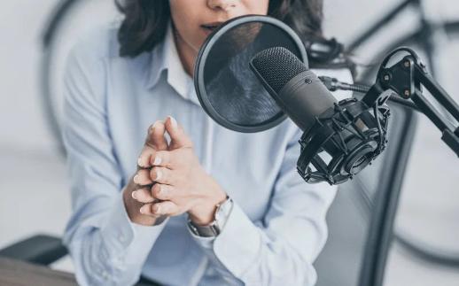cati bani poti castiga lunar cu un podcast in Romania
